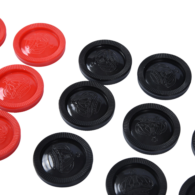 Tradisjonell damspillmatte med spilleplater i plast