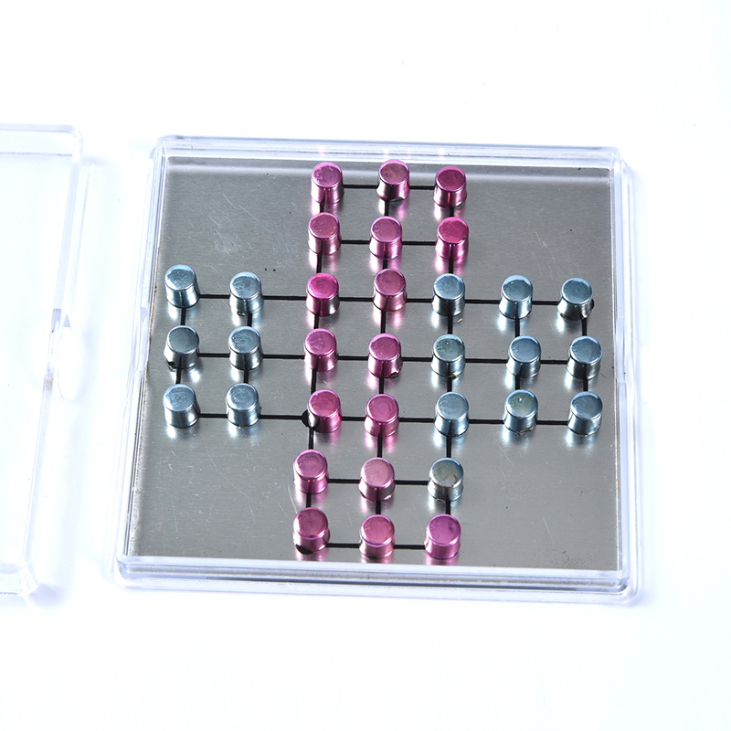 Magnetisk metall Tic-Tac-Toe-sett i klar akrylveske