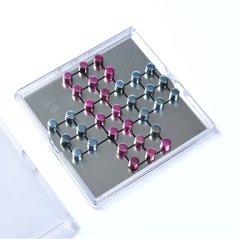 Magnetisk metall Tic-Tac-Toe-sett i klar akrylveske