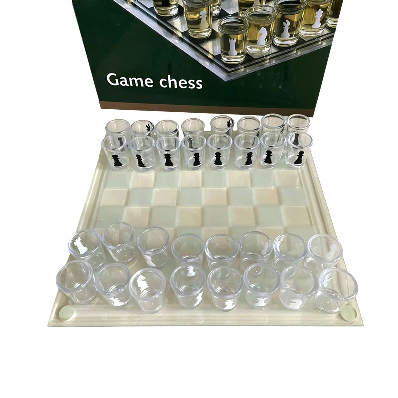 Sjakkbrett i glass med 32 shotglass med sjakkbrikker Sjakk-tema shotglasssett